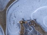 Ausschnitt aus Eisfläche mit verschiedenen Formen